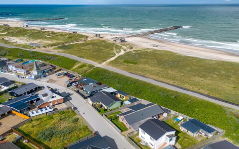Heming - 100M from the Sea: Herbe, Maison, Toit, Domicile, Chalet, Arbuste, Lot Terre, Zone Rurale, Ferme, Couverture De Sol