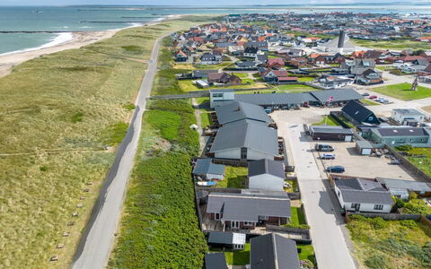 Heming - 100M from the Sea: Herbe, Maison, Toit, Domicile, Chalet, Arbuste, Lot Terre, Zone Rurale, Ferme, Couverture De Sol