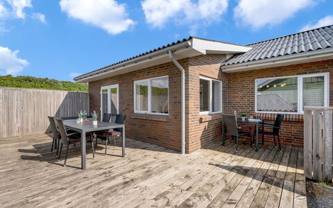 Heming - 100M from the Sea: Herbe, Maison, Toit, Domicile, Chalet, Arbuste, Lot Terre, Zone Rurale, Ferme, Couverture De Sol