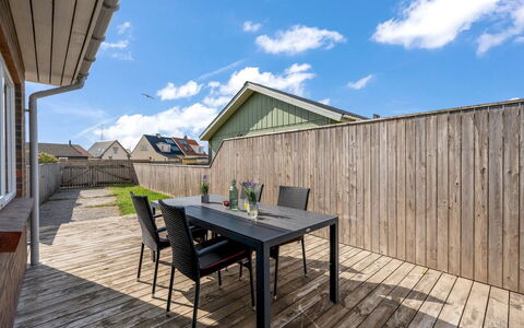 Heming - 100M from the Sea: Herbe, Maison, Toit, Domicile, Chalet, Arbuste, Lot Terre, Zone Rurale, Ferme, Couverture De Sol