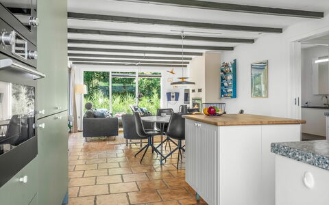 Resi - 400M from the Sea: Meubles, Sol, Bois, Design Intérieur, Cuisine, Sol, Plafond, Comptoir, Chaise, Pièce