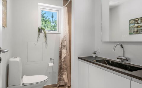 Resi - 400M from the Sea: Sol, Mur, Design Intérieur, Luminaire Plomberie, Sol, Évier, Salle De Bains, Robinet, Armoire De Toilette, Pièce