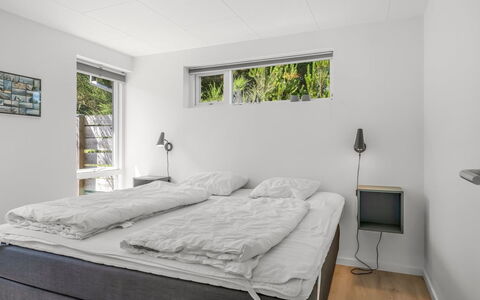 Resi - 400M from the Sea: Design Intérieur, Sol, Plafond, Sol, Meubles, Pièce, Chambre, Domicile, Lit