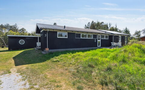 Resi - 400M from the Sea: Herbe, Arbuste, Maison, Jardin, Domicile, Chalet, Lot Terre, Pelouse, Couverture De Sol