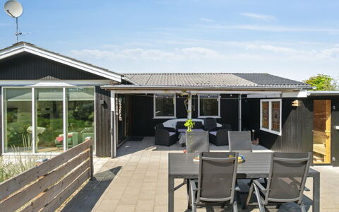 Resi - 400M from the Sea: Herbe, Arbuste, Maison, Jardin, Domicile, Chalet, Lot Terre, Pelouse, Couverture De Sol