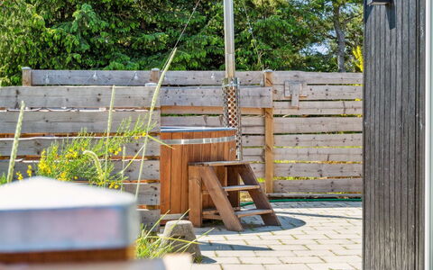 Resi - 400M from the Sea: Herbe, Arbuste, Maison, Jardin, Domicile, Chalet, Lot Terre, Pelouse, Couverture De Sol