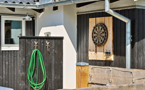 Resi - 400M from the Sea: Herbe, Arbuste, Maison, Jardin, Domicile, Chalet, Lot Terre, Pelouse, Couverture De Sol