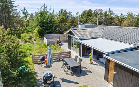 Resi - 400M from the Sea: Herbe, Arbuste, Maison, Jardin, Domicile, Chalet, Lot Terre, Pelouse, Couverture De Sol