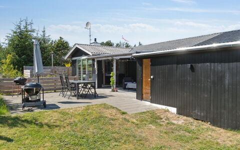 Resi - 400M from the Sea: Herbe, Arbuste, Maison, Jardin, Domicile, Chalet, Lot Terre, Pelouse, Couverture De Sol