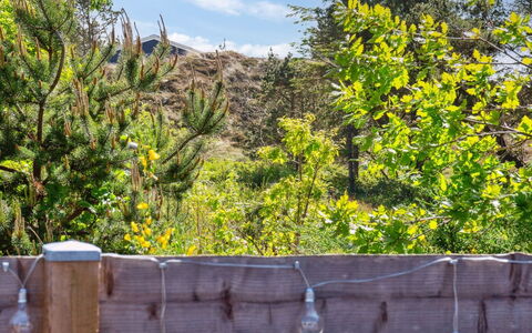 Resi - 400M from the Sea: Herbe, Arbuste, Maison, Jardin, Domicile, Chalet, Lot Terre, Pelouse, Couverture De Sol