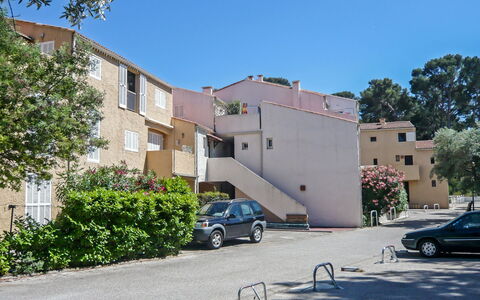Saint Cyr sur Mer les Lecques 120: Voiture, Ciel, Bâtiment, Roue, Propriété, Plante, Fenêtre, Véhicule, Arbre