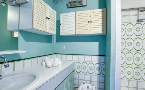Saint Cyr sur Mer les Lecques 120: Robinet, Luminaire Plomberie, Évier, Propriété, Lavabo, Vert, Bleu, Produit, Bleu Azur, Armoire De Toilette