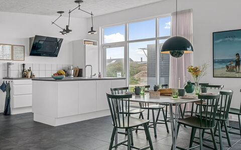 Pontus - 400M from the Sea: Sol, Meubles, Sol, Design Intérieur, Table Cuisine Et Salle A Manger, Chaise, Cuisine, Luminaire, Plante D'Appartement, Salle À Manger