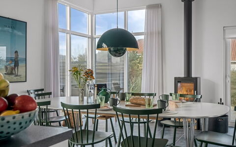 Pontus - 400M from the Sea: Meubles, Design Intérieur, Sol, Luminaire, Chaise, Table, Table Cuisine Et Salle A Manger, Salle À Manger, Éclairage, Sol