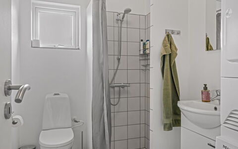 Pontus - 400M from the Sea: Siège De Toilette, Luminaire Plomberie, Toilette, Sol, Salle De Bains, Sol, Design Intérieur, Évier, Plomberie, Pièce