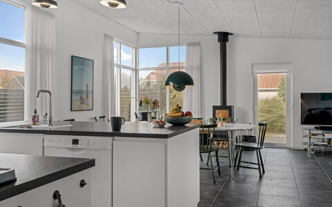 Pontus - 400M from the Sea: Sol, Cuisine, Design Intérieur, Comptoir, Plafond, Luminaire, Meubles, Sol, Appareil De Cuisine, Cabinetry