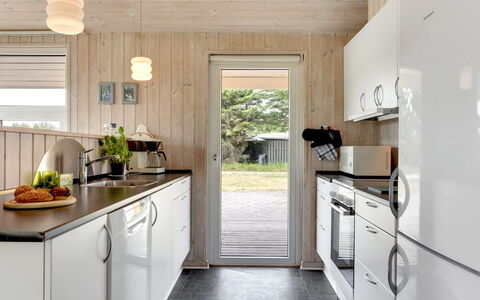 Annemia - 200M from the Sea: Cuisine, Appareil De Cuisine, Comptoir, Bois, Sol, Meubles, Design Intérieur, Principaux Appliance, Sol, Électroménager