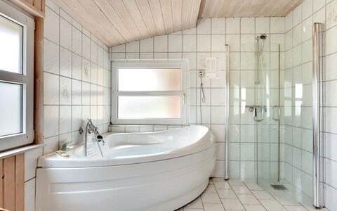 Annemia - 200M from the Sea: Sol, Luminaire Plomberie, Design Intérieur, Sol, Salle De Bains, Plafond, Plomberie, Robinet, Baignoire, Pièce