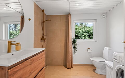Fot - 7Km from the Sea: Sol, Sol, Luminaire Plomberie, Bois, Design Intérieur, Armoire De Toilette, Évier, Salle De Bains, Plomberie, Robinet