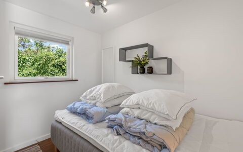 Fot - 7Km from the Sea: Lit, Chambre, Design Intérieur, Mur, Literie, Drap De Lit, Meubles, Plafond, Sol, Sol