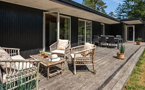 Fot - 7Km from the Sea: Bois, Domicile, Maison, Chalet, Porche, Porte, Siding, Ombre, Biens, Plate-Forme