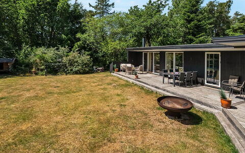Fot - 7Km from the Sea: Herbe, Domicile, Maison, Arbuste, Zone Résidentielle, Chalet, Jardin, Lot Terre, Toit