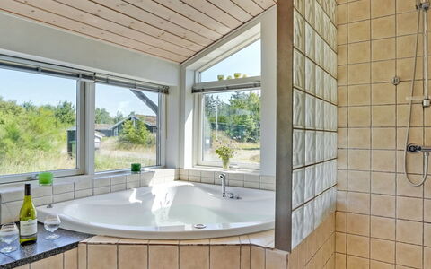 Felizia - 2.5Km from the Sea: Sol, Bois, Design Intérieur, Plafond, Luminaire Plomberie, Sol, Plomberie, Composite, Pièce, Salle De Bains