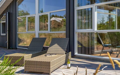 Felizia - 2.5Km from the Sea: Bois, Porche, Ombre, Chaise, Dur, Siding, Matériau Naturel, Mobilier De Jardin, Batiments Jardin, Plate-Forme