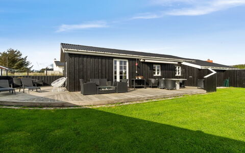 Wiebke - 200M from the Sea: Toit, Domicile, Maison, Chalet, Biens, Ombre, Porche, Aménagement Paysager, Cour, Siding