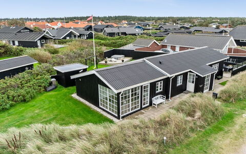 Wiebke - 200M from the Sea: Domicile, Chalet, Porche, Dur, Siding, Plate-Forme, Ombre, Planche, Biens, Batiments Jardin