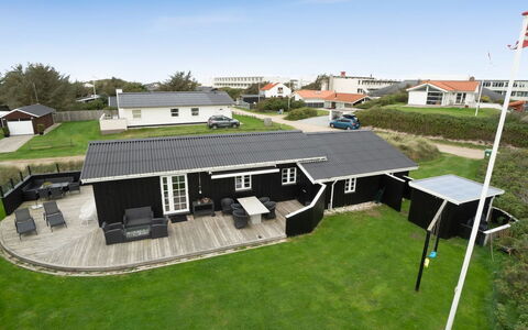 Wiebke - 200M from the Sea: Domicile, Chalet, Porche, Dur, Siding, Plate-Forme, Ombre, Planche, Biens, Batiments Jardin