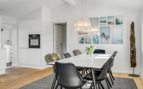 Wiebke - 200M from the Sea: Bois, Sol, Design Intérieur, Sol, Meubles, Parquet, Pièce, Plafond, Tache De Bois, Dur
