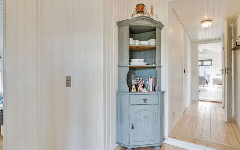 Wiebke - 200M from the Sea: Bois, Sol, Design Intérieur, Sol, Meubles, Parquet, Pièce, Plafond, Tache De Bois, Dur