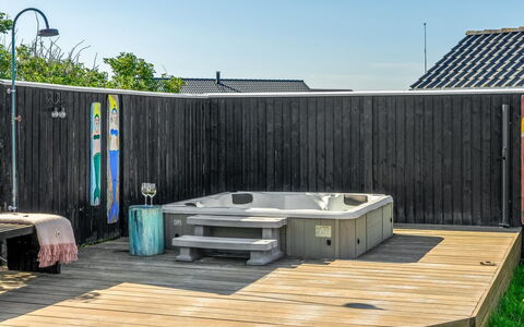 Wiebke - 200M from the Sea: Chalet, Domicile, Maison, Toit, Porche, Biens, Siding, Batiments Jardin, Ferme, Cour