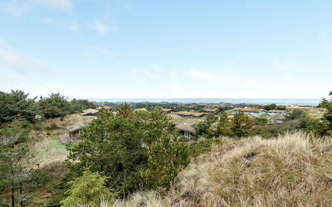 Hilke - 850M from the Sea: Toit, Maison, Domicile, Chalet, Siding, Biens, Allée, Batiments Jardin, Cour, Cabanon