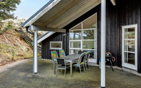 Hilke - 850M from the Sea: Toit, Maison, Domicile, Chalet, Siding, Biens, Allée, Batiments Jardin, Cour, Cabanon