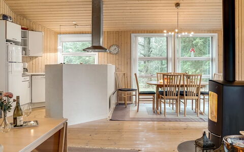 Hilke - 850M from the Sea: Toit, Maison, Domicile, Chalet, Siding, Biens, Allée, Batiments Jardin, Cour, Cabanon