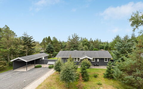 Onta - 900M from the Sea: Maison, Domicile, Arbuste, Zone Résidentielle, Toit, Chalet, Biens, Allée, Jardin, Aménagement Paysager
