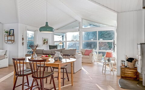 Onta - 900M from the Sea: Meubles, Design Intérieur, Plafond, Bois, Sol, Luminaire, Chaise, Salon, Sol, Table