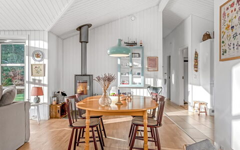 Onta - 900M from the Sea: Meubles, Design Intérieur, Sol, Bois, Plafond, Sol, Chaise, Salle À Manger, Luminaire, Table