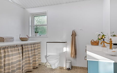 Onta - 900M from the Sea: Design Intérieur, Sol, Luminaire Plomberie, Sol, Salle De Bains, Plafond, Plomberie, Toilette, Armoire De Toilette, Évier