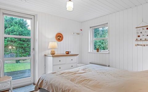 Onta - 900M from the Sea: Bois, Plafond, Chambre, Design Intérieur, Sol, Lit, Sol, Éclairage, Literie, Meubles