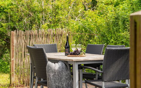 Pelle - 800M from the Sea: Piscine, Mobilier De Jardin, Meubles, Recours, Dalle, Eco Hôtel, Ombre, Chaise, Loisir, Biens