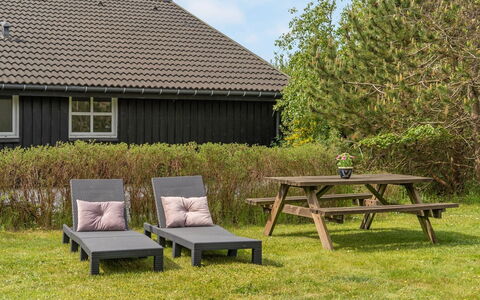 Pelle - 800M from the Sea: Piscine, Mobilier De Jardin, Meubles, Recours, Dalle, Eco Hôtel, Ombre, Chaise, Loisir, Biens