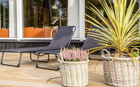 Helene - 1.5Km from the Sea: Toit, Maison, Domicile, Chalet, Siding, Biens, Allée, Batiments Jardin, Cour, Cabanon