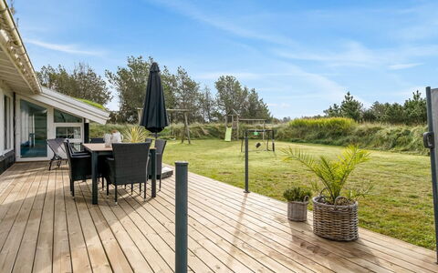 Helene - 1.5Km from the Sea: Toit, Maison, Domicile, Chalet, Siding, Biens, Allée, Batiments Jardin, Cour, Cabanon