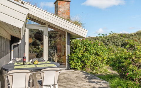 Madita - 310M from the Sea: Bois, Toit, Domicile, Arbuste, Chalet, Maison, Porte, Porche, Siding, Couverture De Sol