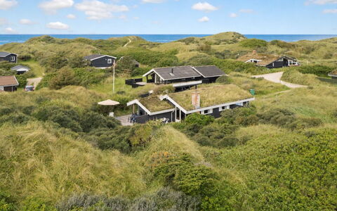 Madita - 310M from the Sea: Architecture, Toit, Domicile, Composite, Daylighting, Siding, Allée