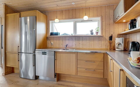 Josten - 500M from the Sea: Cuisine, Appareil De Cuisine, Comptoir, Sol, Design Intérieur, Principaux Appliance, Cabinetry, Bois, Meubles, Sol