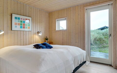 Josten - 500M from the Sea: Bois, Sol, Design Intérieur, Chambre, Sol, Plafond, Lit, Meubles, Pièce, Parquet